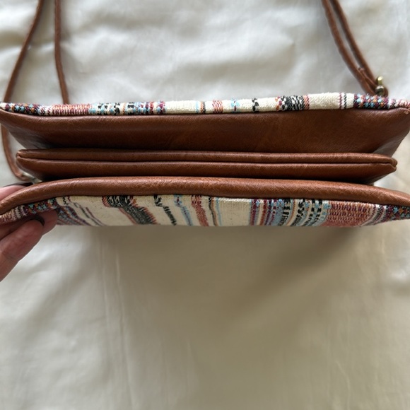 Jen & Co Riley Multi Stripe Crossbody Bag Clutch Multi Pockets Zip Adjustable - Picture 5 of 9